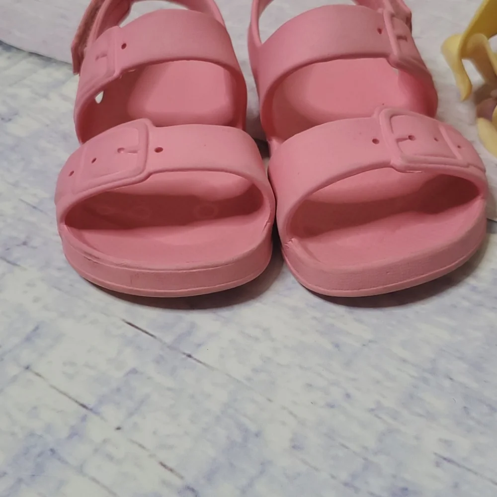 Kid's Old Navy Buckle Accent Sandals - Picture 2 of 8